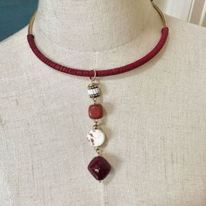 C 1946 gold tone orange metal choker pendant necklace